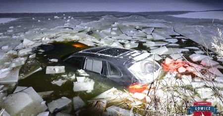 Wjechał Porsche na zamarznięty staw. Lód nie wytrzymał