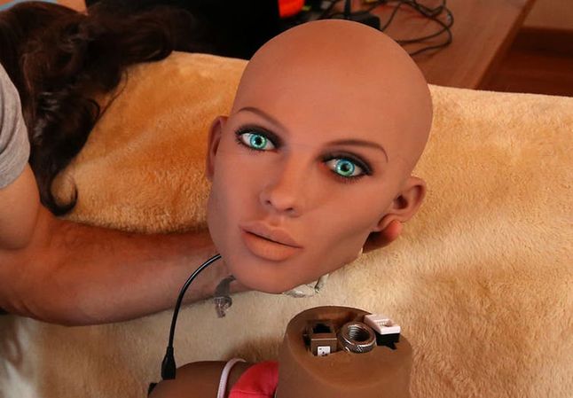 Głowa robota Samantha z modułem SI. Źródło: Reuters / Albert Gea
