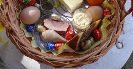 Niemal każdy wkłada do wielkanocnego koszyczka. Mało kto wie, że działa jak niebieska tabletka