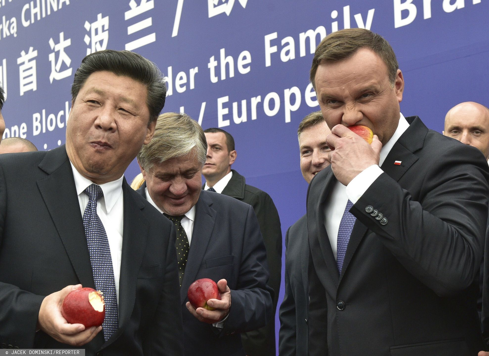 Prezydent Duda i Przewodnicz?cy Xi Jinping jedz? polskie jab?ka20.06.2016 Warszawa Wizyta przewodniczacego Chinskiej Republiki Ludowej Xi Jinpinga w Polsce Inauguracja polaczenia kolejowego China Railway Express N/z Xi Jinping  Prezydent Andrzej Duda  i minister Krzysztof Jurgiel jedza polskie jablka  fot Jacek Dominski/REPORTERJacek Dominski/REPORTER
