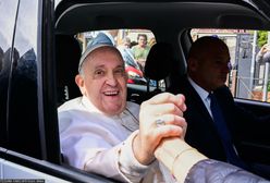 Papież Franciszek opuścił szpital. W sieci krąży przejmujące zdjęcie