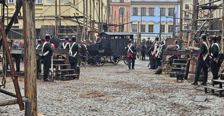 Kamery, statyści w kostiumach i konne dorożki. Na Starym Mieście ruszyły zdjęcia do serialu historycznego
