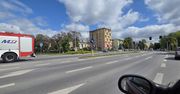 Utrudnienia w centrum Ostrowca Świętokrzyskiego. Strażacy usuwają plamę oleju