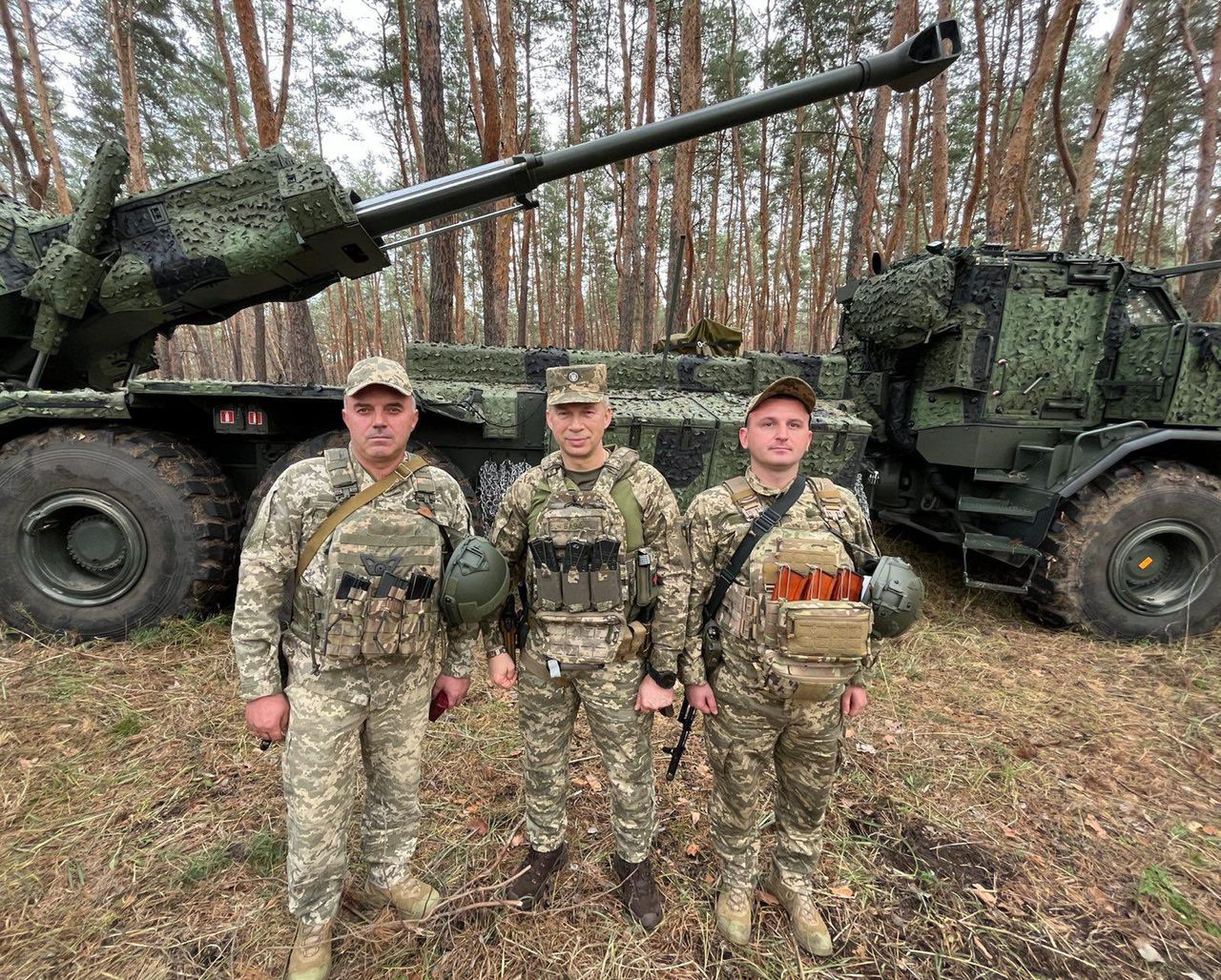 Ukrainian crew against the backdrop of the Swedish howitzer FH77BW Archer.