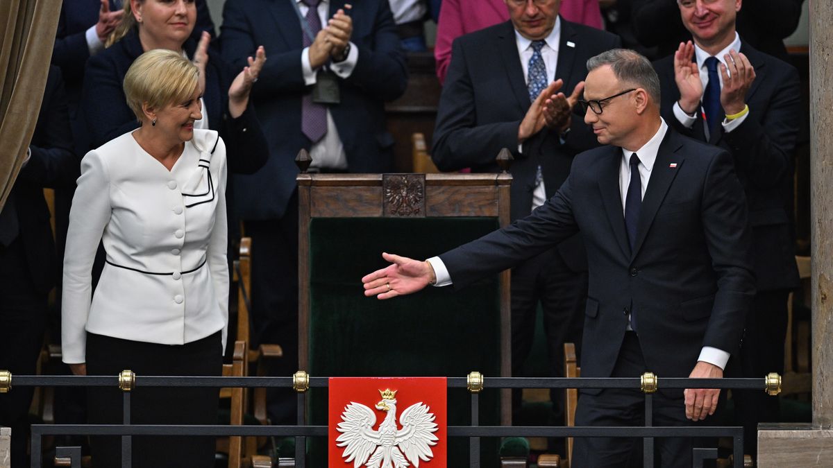 Warszawa, 06.08.2025. Uroczystość zaprzysiężenia Prezydenta RP Karola Nawrockiego przed Zgromadzeniem Narodowym. Ustępujący prezydent Andrzej Duda (P) z żoną Agatą Kornhauser-Dudą (L) na sali posiedzień Sejmu w Warszawie, 6 bm. Karol Nawrocki, dotychczasowy prezes IPN, zostanie zaprzysiężony na Prezydenta Rzeczypospolitej Polskiej. Podczas Zgromadzenia Narodowego następca Andrzeja Dudy złoży przysięgę prezydencką, po której formalnie obejmie urząd głowy państwa. (mr) PAP/Radek Pietruszka