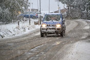 Pierwszy atak zimy pod Tatrami. Mokry śnieg zalega na drogach
