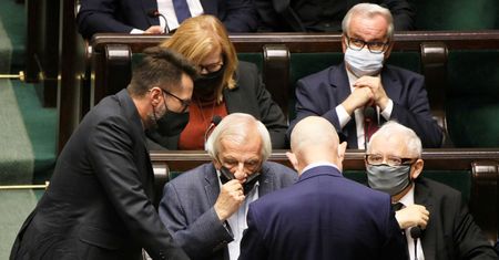 "Ani kroku wstecz". PiS przygotowuje cios w starciu z Brukselą
