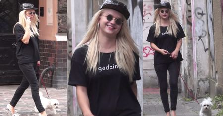 Margaret na spacerze z psem