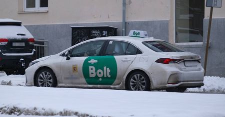 Napadał na sklepy z nożem, podjeżdżał taksówką. 26-latek trafił za kratki