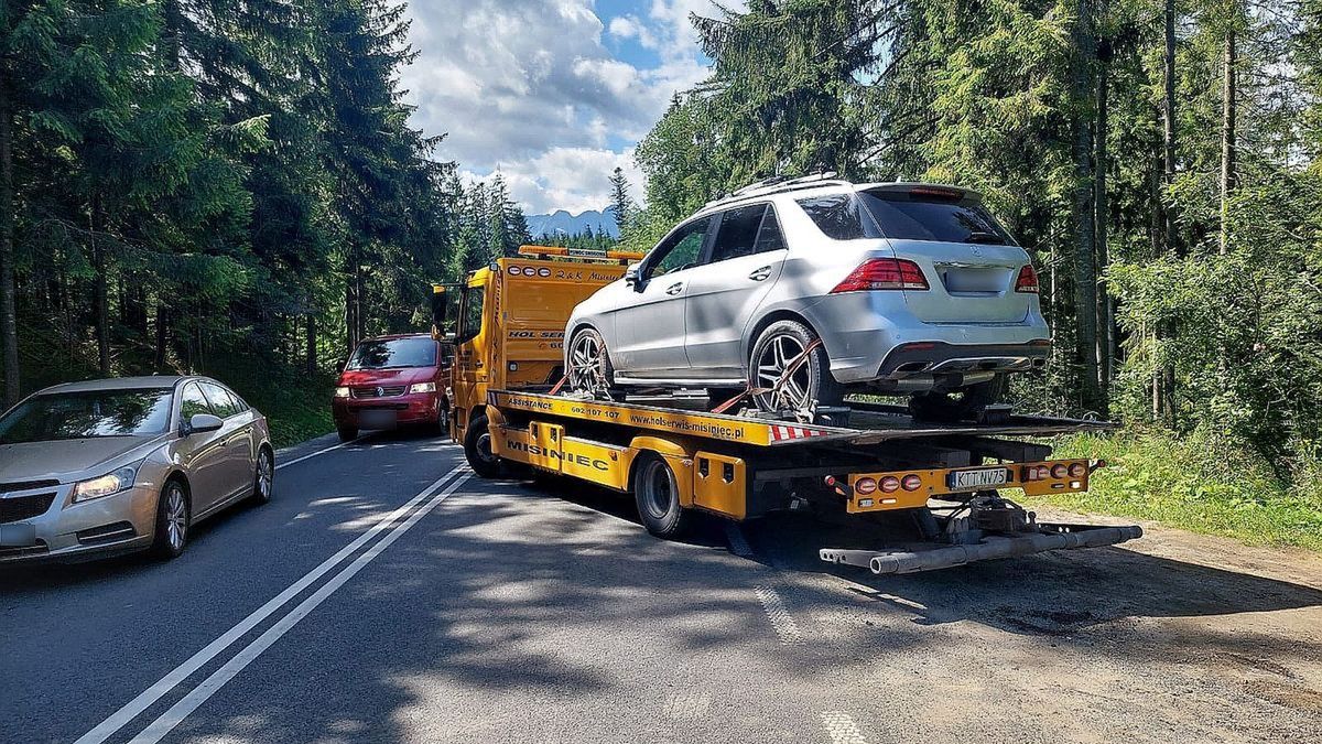 Odholowanie nieprawidłowo zaparkowanego pojazdu.