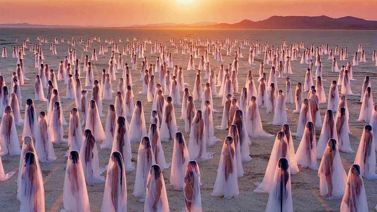 Prace Spencera Tunicka bazują na wielu nagich osobach. Jego twórczośc to instalacje z ciał modeli.