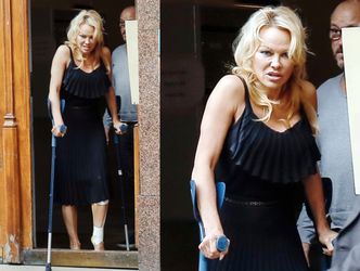 51-letnia Pamela Anderson o kulach opuszcza gabinet lekarski (ZDJĘCIA)