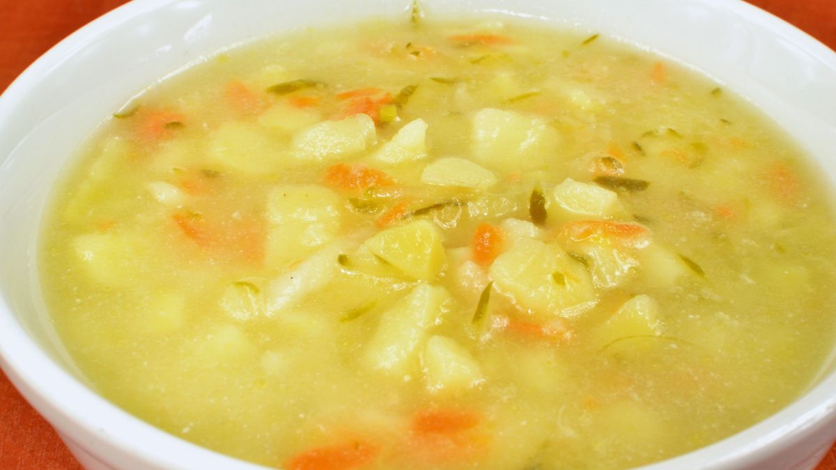 Zupa ogórkowa w białej miseczce