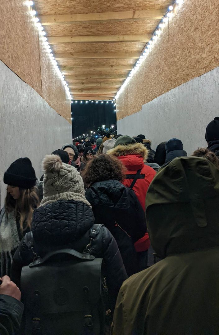 Tłum w przejściu pod Złotą Bramą