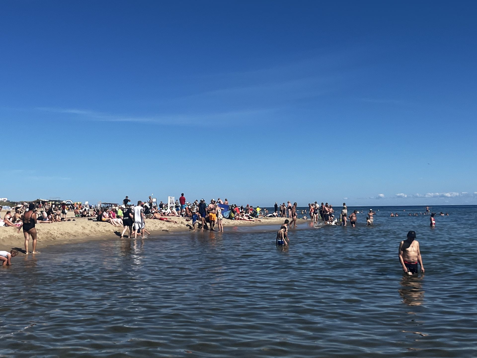 Tłumy na plaży w Helu