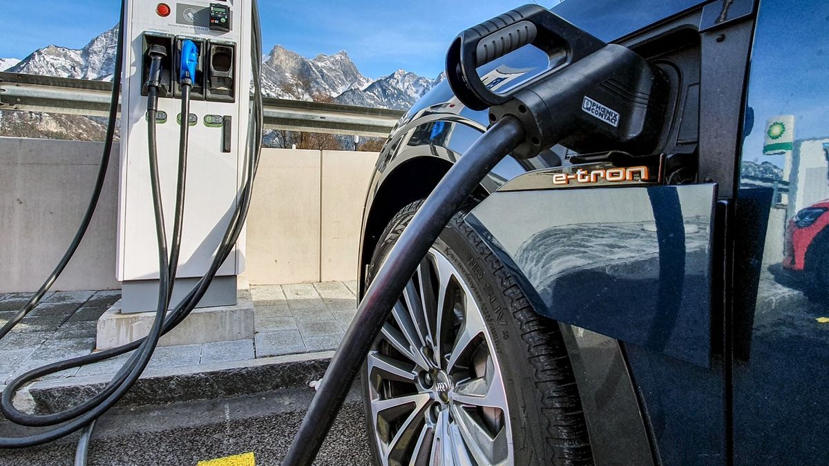 Ładowanie samochodu elektrycznego na ładowarce Ionity