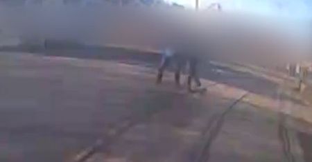 Obudził pasażera i wyszedł z autobusu. Kamera nagrała atak