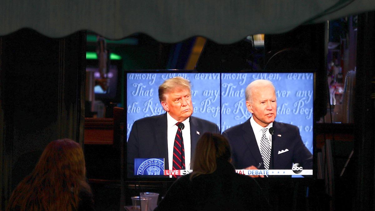 NEW JERSEY, USA - SEPTEMBER 29: People watch the first presidential debate between U.S. President Donald J. Trump and Former U.S. Vice President Joe Biden, on September 29, 2020, in Hoboken, New Jersey, United States. (Photo by Tayfun Coskun/Anadolu Agency via Getty Images)