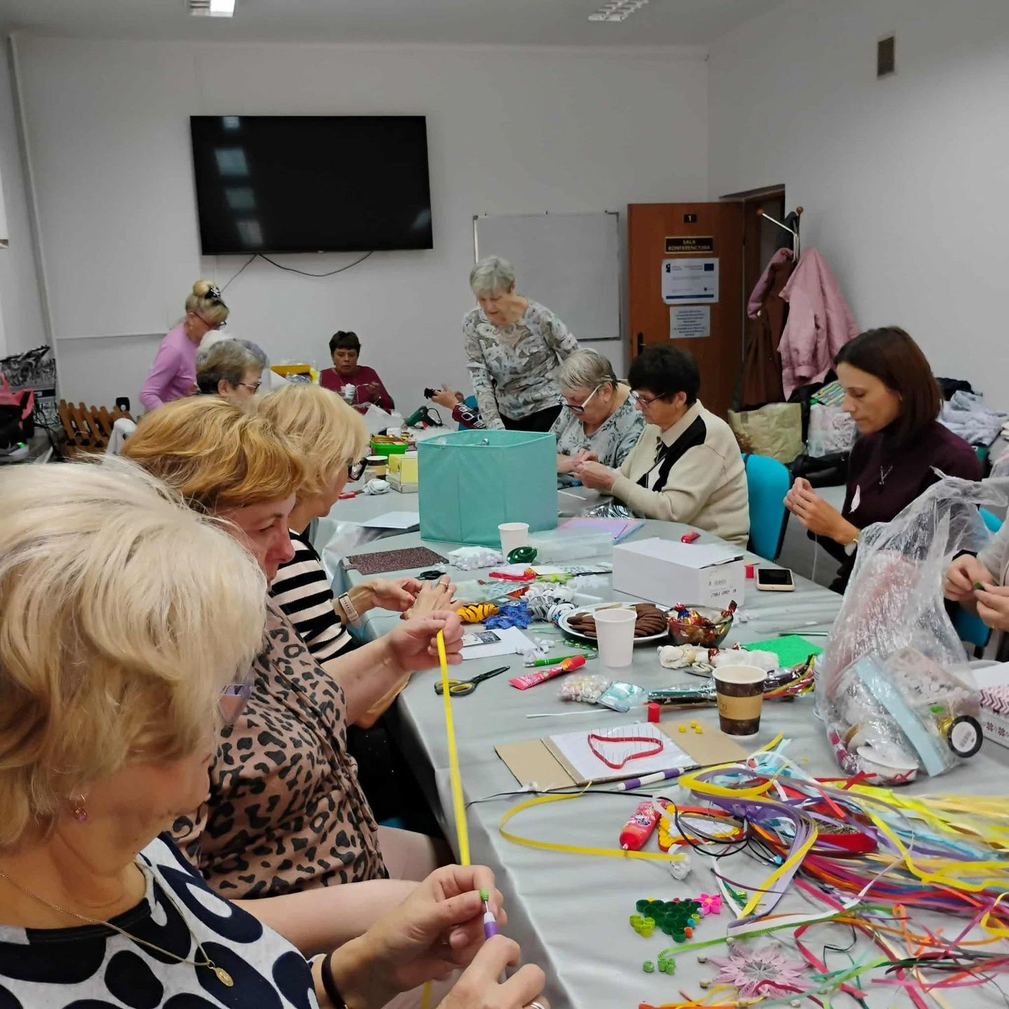 Seniorzy przygotowywali się do akcji już od października. Na zajęciach manualnych własnoręcznie i z własnych materiałów przygotowali prawie 300 ozdób świątecznych. Więcej na kolejnych zdjęciach 