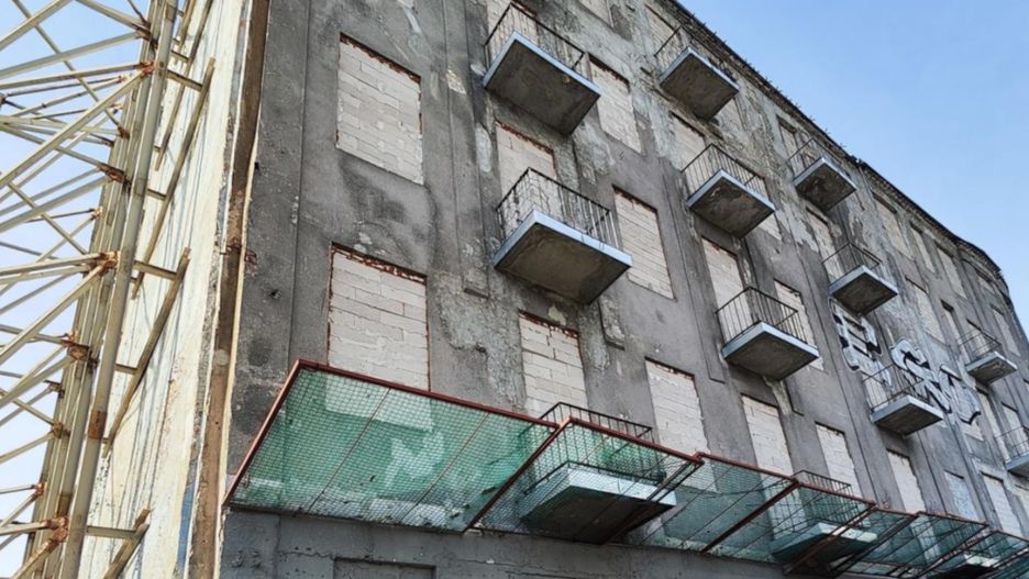 Zabytkowe kamienice przy Rondzie ONZ idą na sprzedaż.