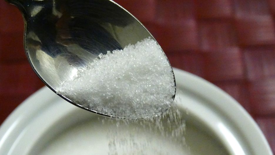 Cukier przyczynia się do otyłości, a więc pośrednio może powodować cukrzycę.