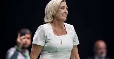Jasny sygnał dla Macrona. Partia Le Pen prowadzi w sondażach
