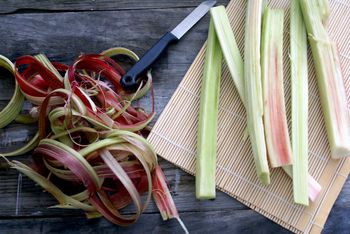Jak przygotować rabarbar do ciasta? Prosty trik, który sprawi, że nie puści soku
