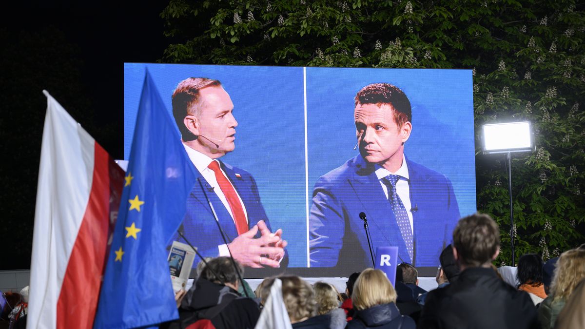 Last Presidential Debate Before Elections in Poland.
Main favourites in the Polish presidential elections Karol Nawrocki (Left) and Rafal Trzaskowski (Right) take part in the last presidential debate before elections day in Warsaw, Poland, May 12, 2025. People gathered outside the public broadcaster TVP headquarter to show support to the Presidential election candidates during the last televised Presidential debate before the elections, that will take place on May 18, 2025.
NurPhoto
may 18, political event, election candidates, televised debate, elections day, election day, polen, polish presidential elections, banner, election campaign, public broadcaster tvp, people gathered, political debate, televised event., right, poland elections, tvp headquarters, presidential candidates, public broadcaster, nurphoto, rafal trzaskowski, favorites, may 12, left, favourites, aleksander kalka, last debate, supporters, polska, candidates, election support, warsaw debate