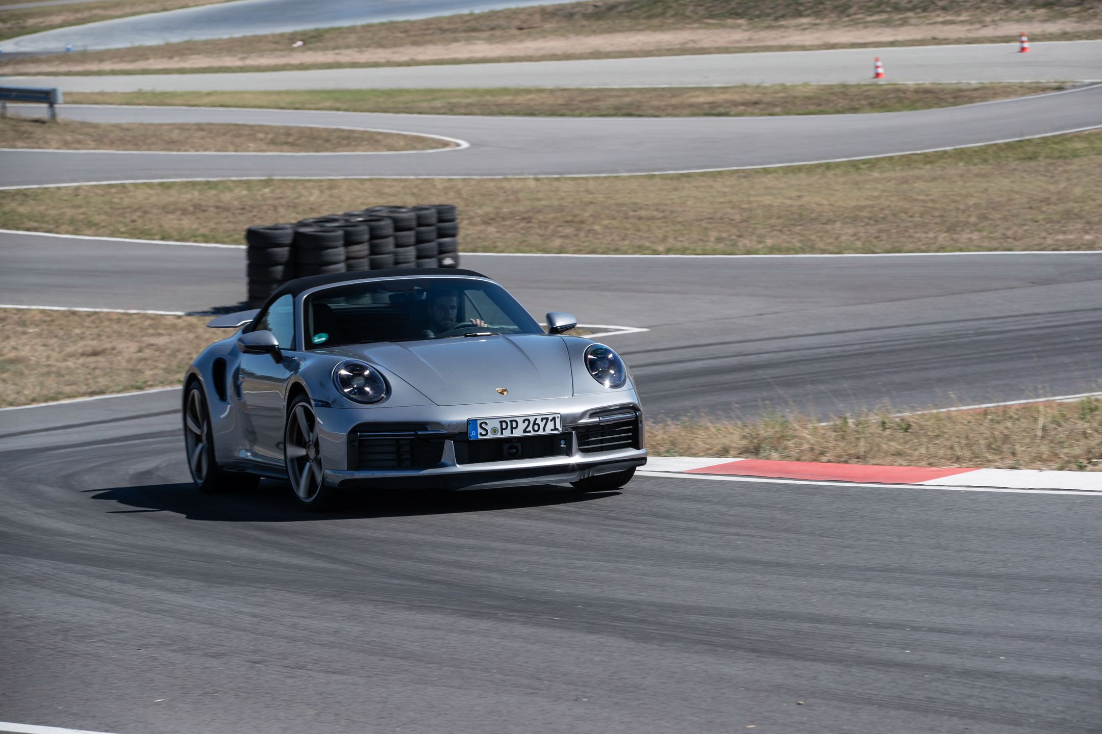 911 Turbo S momentalnie z przyjaznej bulwarówki stał się torowym drapieżnikiem