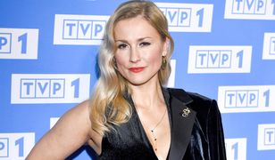 Sylwia Juszczak z Michałem Krawczykiem pozują w łóżku. Para pokazała "królewskie śniadanie"