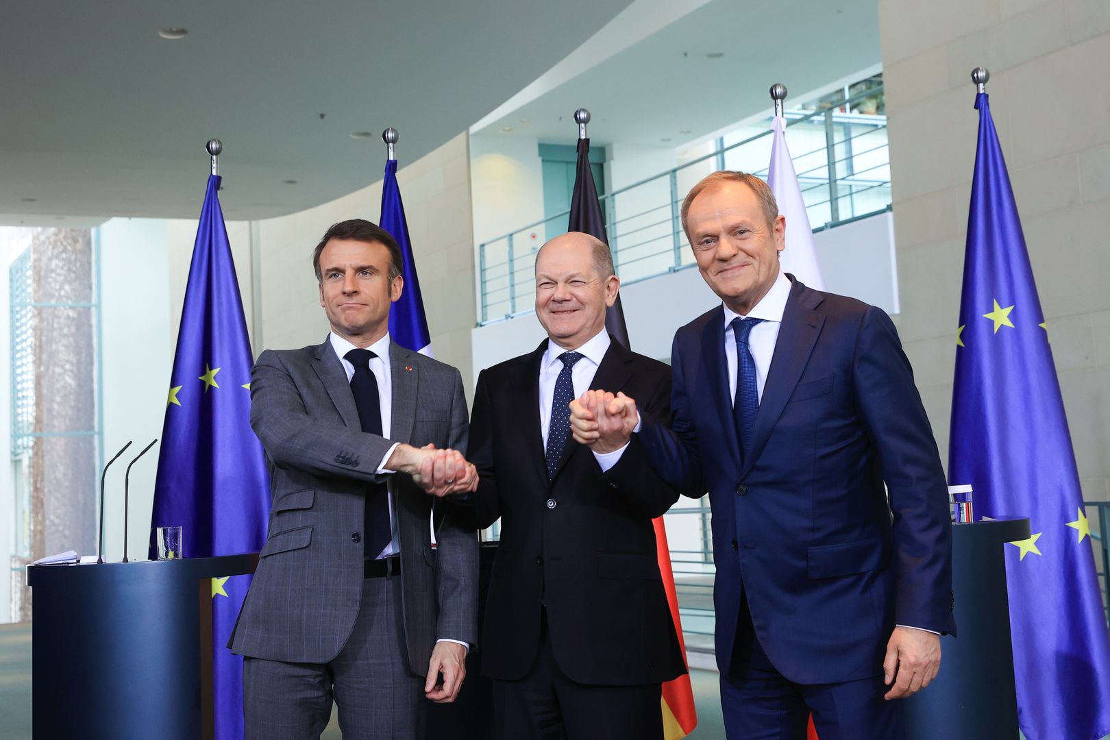 Premier Donald Tusk, kanclerz Niemiec Olaf Scholz oraz prezydent Francji Emanuel Macron