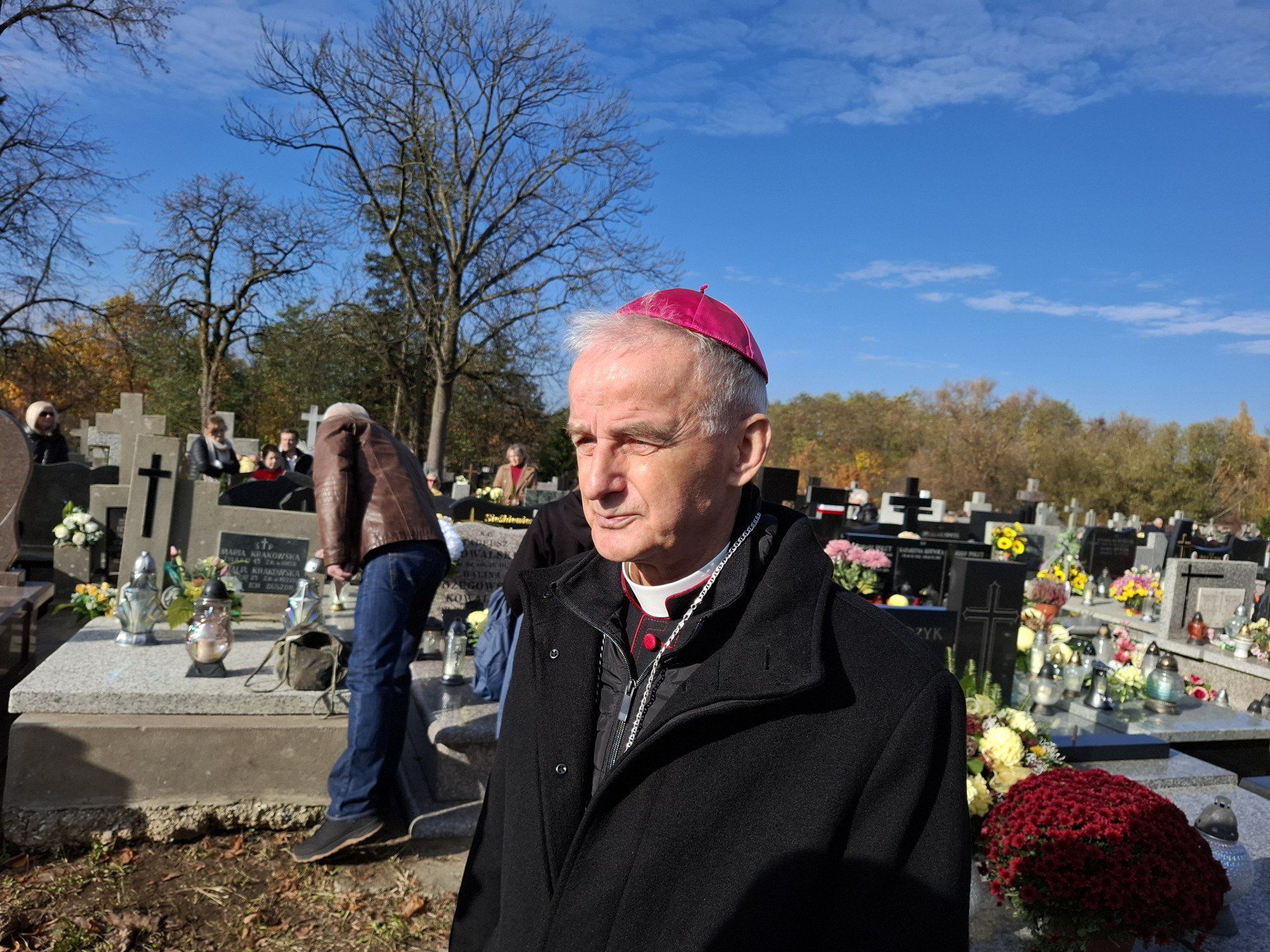 Biskup Marian Florczyk przypomniał znaczenie dnia Wszystkich Świętych.