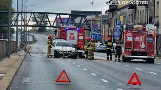 Warszawa: Kierujący BMW wjechał w barierki w Wawrze. Droga była zablokowana