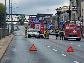 Warszawa: Kierujący BMW wjechał w barierki w Wawrze. Droga była zablokowana