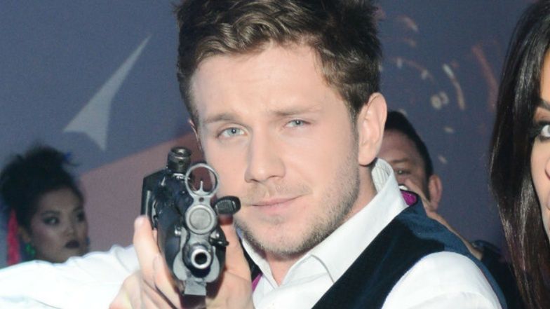 Antoni Królikowski wymachuje pistoletem w "Przez Atlantyk"