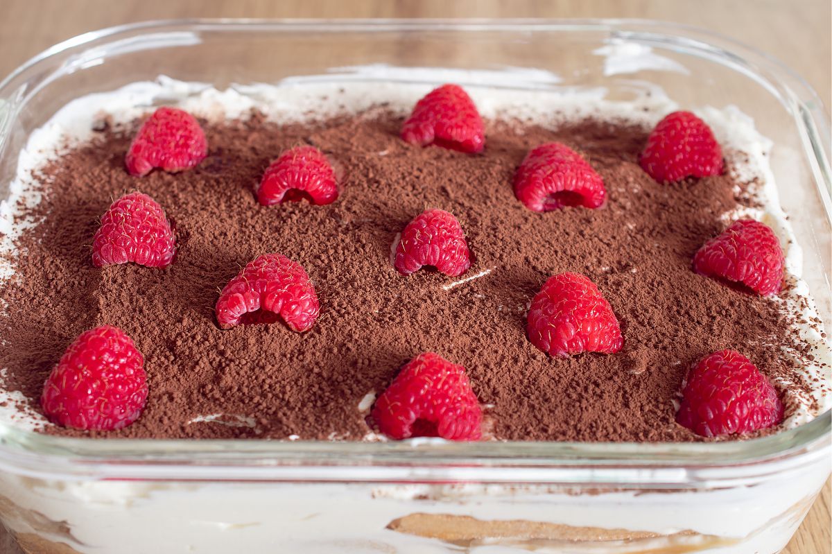 Tiramisu z malinami. Robi się je szybko, a jeszcze szybciej zjada