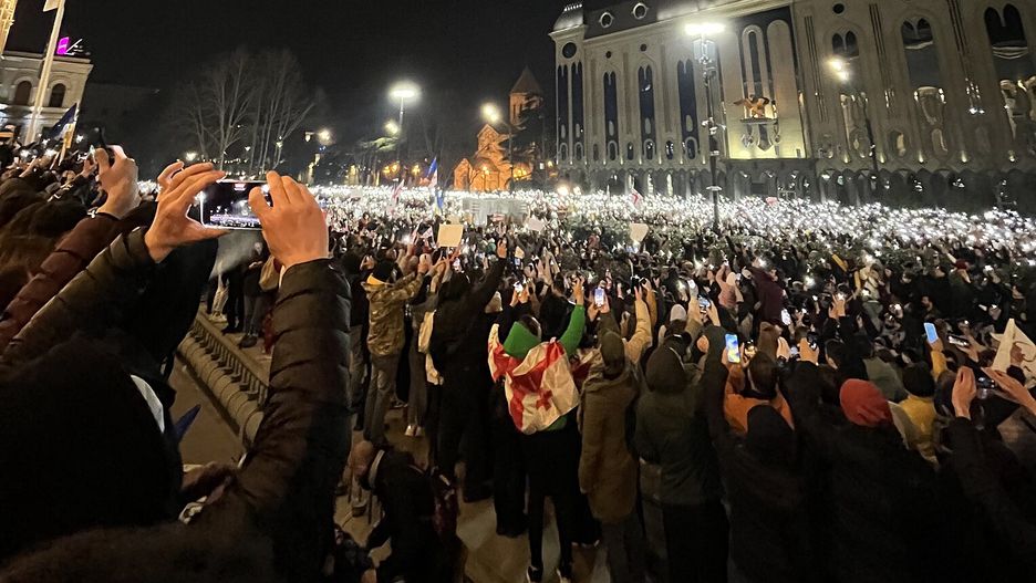 Gruzini protestują po ogłoszeniu w sobotę wyników wyborów z
