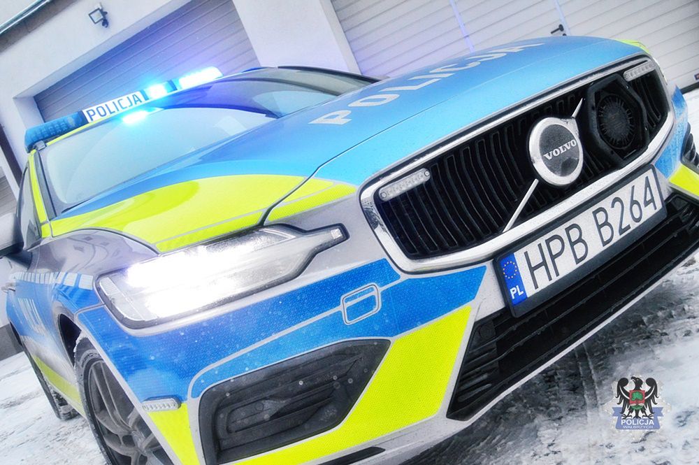 Nowe radiowozy dopiero co dołączyły do służby. Pierwszy już brał udział w kolizji