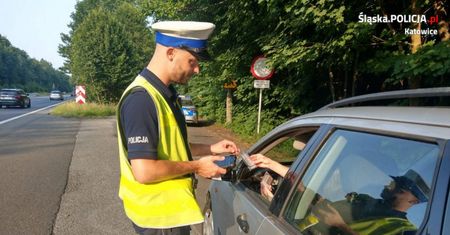 Nastolatek wiózł pijanego ojca autem. "Był ledwo widoczny zza kierownicy"