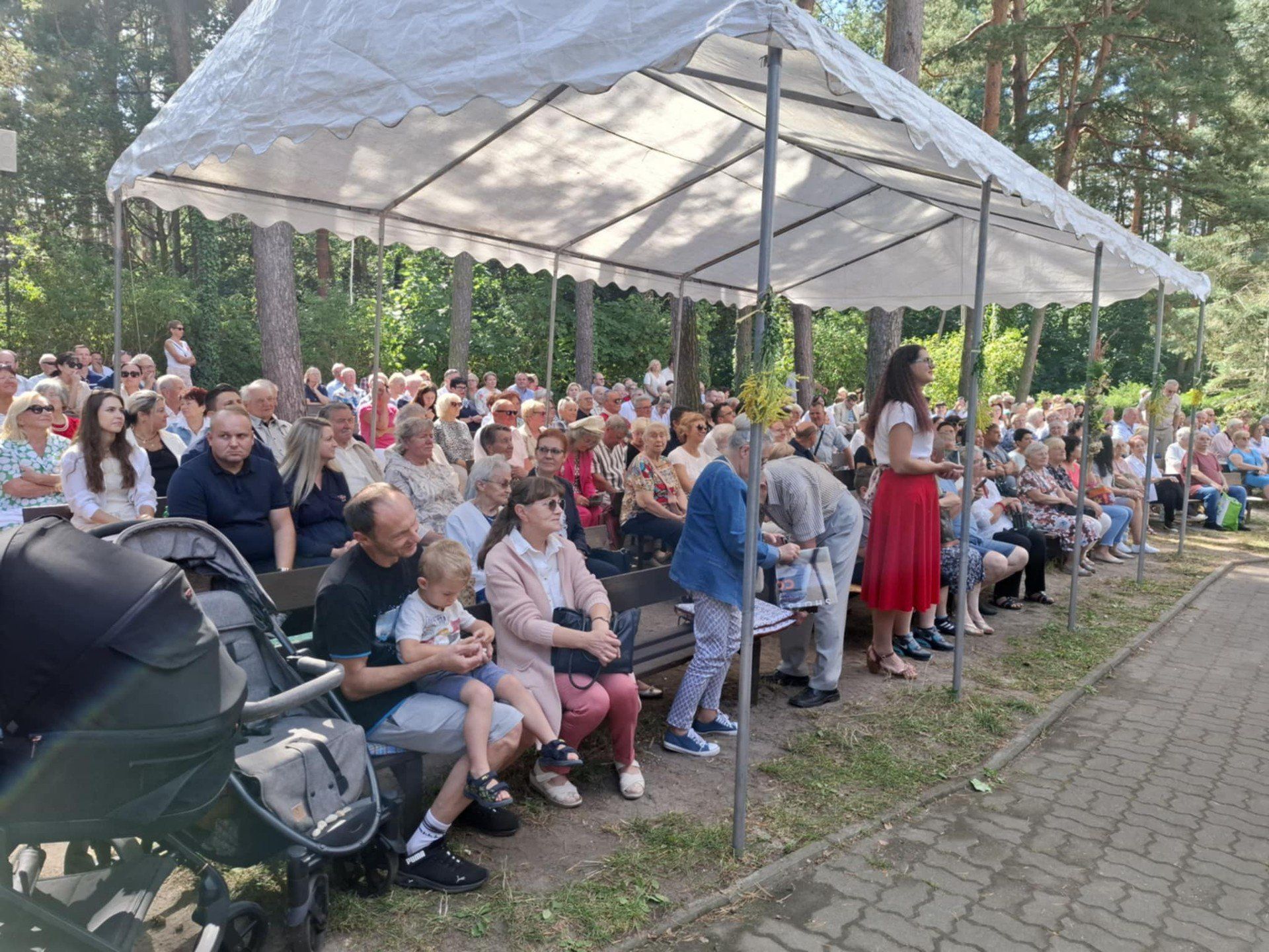 Dożynki gminno-parafialne w Sokolnikach-Lesie z artystycznym akcentem