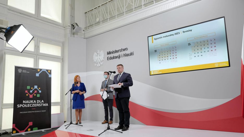 Warszawa, 05.07.2021. Sekretarz Stanu w MEiN Tomasz Rzymkowski (P), dyrektor Centralnej Komisji Egazyminacyjnej Marcin Smolik (C) oraz rzecznik prasowy MEiN Anna Ostrowska (L) podczas konferencji prasowej w siedzibie Ministerstwa Edukacji i Nauki w Warszawie, 5 bm. Temat: Wstępne wyniki egzaminu maturalnego 2021. (jm) PAP/Mateusz Marek