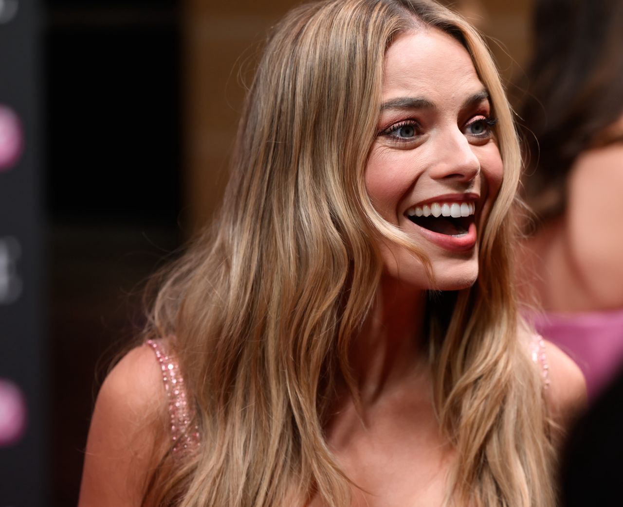 Słodka jak cukierek Margot Robbie ściśnięta jak w różowej zbroi