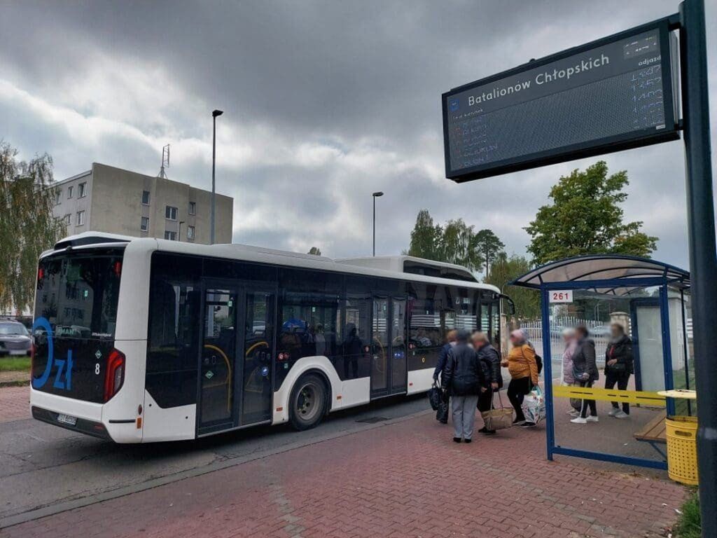 Pierwsza elektroniczna tablica została zamontowana na przystanku w pobliżu szpitala w Starachowicach, przy ulicy Batalionów Chłopskich.