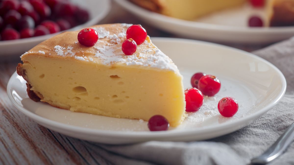 Sernik z budyniem to lekki deser od konsystencji puddingu