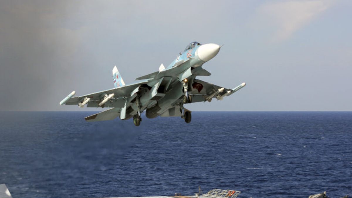 Samolot Su-33 lądujący na lotniskowcu Admirał Kuzniecow