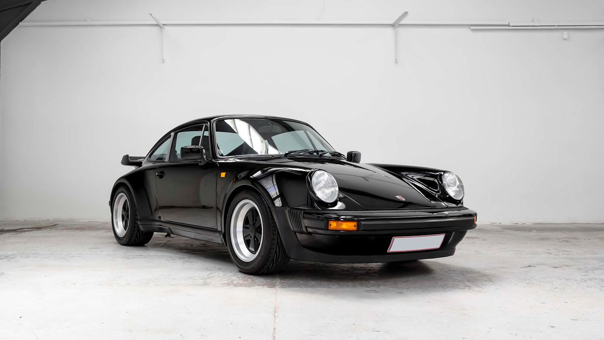 Piękne, fabrycznie skonfigurowane 930 Turbo to auto poszukiwane przez kolekcjonerów.