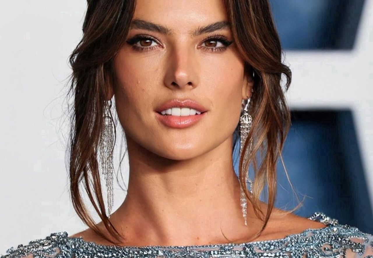 Alessandra Ambrosio zachwyciła w koronkowej "naked dress" 