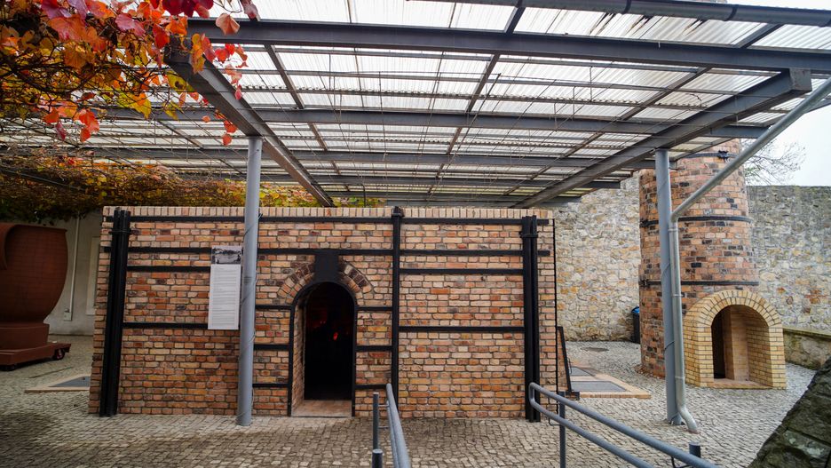 Zabytkowy piec garncarski na dziedzińcu Centrum Dawnych Technik Garncarskich w Bolesławcu