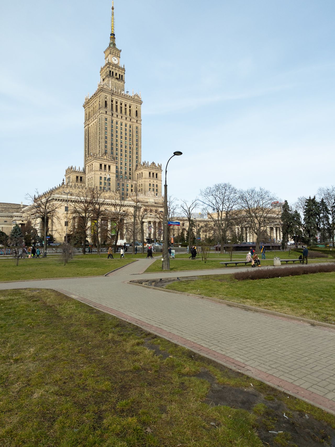 Zdjęcia z Xiaomi 13 zapisane jako DNG przetworzone z pomocą silnika Adobe Camera RAW i wycinki pokazujące jakość obrazu dla szerokiego kąta.