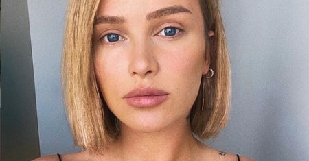 Maffashion w krótkiej sukience. Wyeksponowała długie nogi